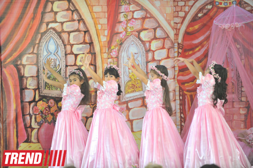 В Баку состоялся детский праздник, посвященный творчеству Шарля Перро (фотосессия)