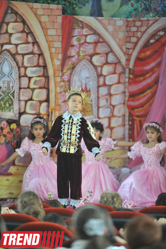 В Баку состоялся детский праздник, посвященный творчеству Шарля Перро (фотосессия)