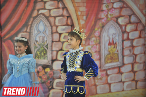 В Баку состоялся детский праздник, посвященный творчеству Шарля Перро (фотосессия)