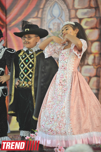 В Баку состоялся детский праздник, посвященный творчеству Шарля Перро (фотосессия)