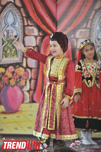 В Баку состоялся детский праздник, посвященный творчеству Шарля Перро (фотосессия)