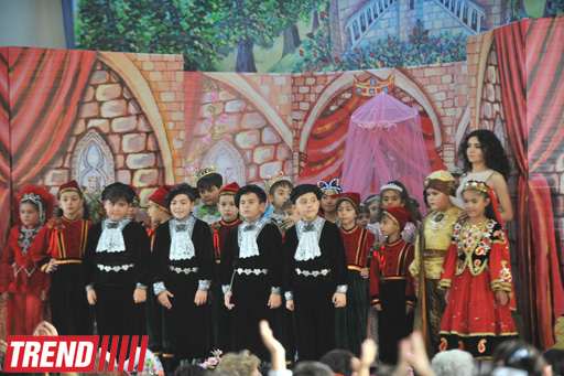 В Баку состоялся детский праздник, посвященный творчеству Шарля Перро (фотосессия)