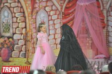 В Баку состоялся детский праздник, посвященный творчеству Шарля Перро (фотосессия)
