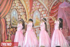 В Баку состоялся детский праздник, посвященный творчеству Шарля Перро (фотосессия)