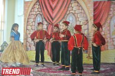 В Баку состоялся детский праздник, посвященный творчеству Шарля Перро (фотосессия)