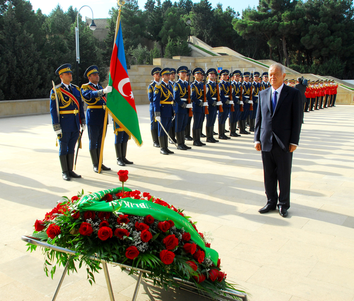 Президент Узбекистана посетил Аллею почетного захоронения и Алею шехидов в Баку (ФОТО)