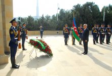 Президент Узбекистана посетил Аллею почетного захоронения и Алею шехидов в Баку (ФОТО)