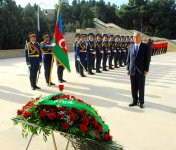 Президент Узбекистана посетил Аллею почетного захоронения и Алею шехидов в Баку (ФОТО)