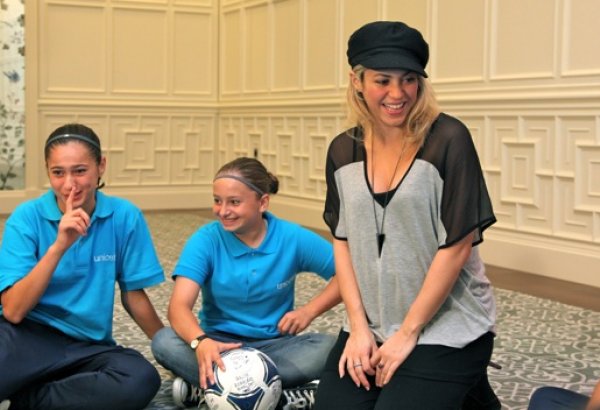 Шакира встретилась в Баку с юными футболистками (фото)