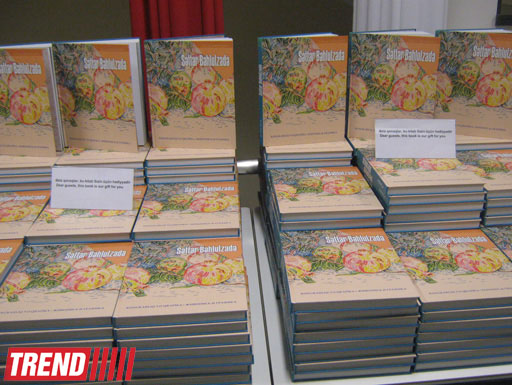 В Баку представлены работы и художественный альбом Саттара Бахлулзаде (фотосессия)