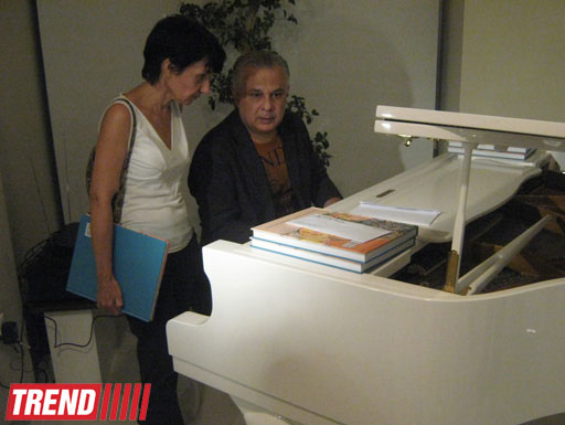 В Баку представлены работы и художественный альбом Саттара Бахлулзаде (фотосессия)