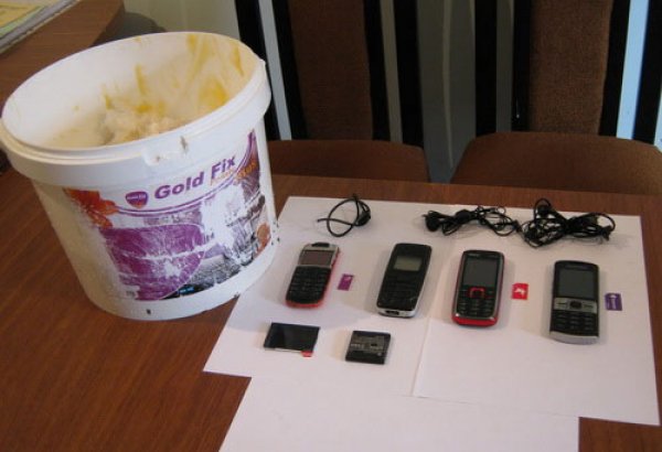 В Гобустанской тюрьме из тайника пластмассового бидона изъяты средства для мобильной связи (фото)