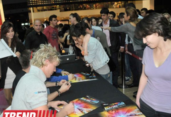 В Баку известные автогонщики, участвующие в City Challenge, раздали автографы (фотосессия)