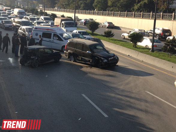 В Баку в результате ДТП пострадал работник полиции (фото)