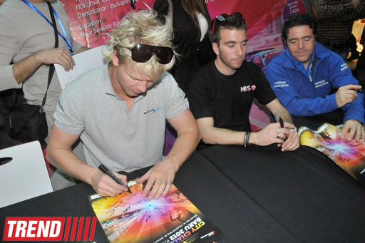 В Баку известные автогонщики, участвующие в City Challenge, раздали автографы (фотосессия)