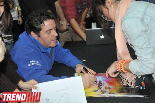 В Баку известные автогонщики, участвующие в City Challenge, раздали автографы (фотосессия)