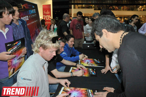 В Баку известные автогонщики, участвующие в City Challenge, раздали автографы (фотосессия)