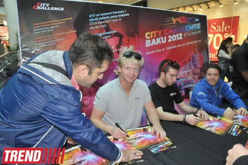 В Баку известные автогонщики, участвующие в City Challenge, раздали автографы (фотосессия)