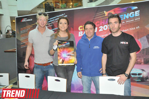 В Баку известные автогонщики, участвующие в City Challenge, раздали автографы (фотосессия)