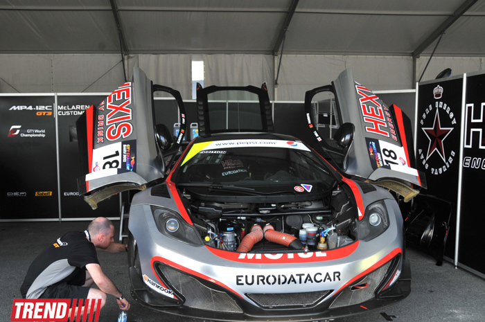 В Баку стартовал парад гоночных машин, участвующих в City Challenge (Фото)