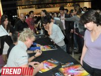 В Баку известные автогонщики, участвующие в City Challenge, раздали автографы (фотосессия)