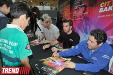 В Баку известные автогонщики, участвующие в City Challenge, раздали автографы (фотосессия)