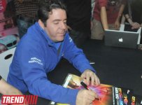 В Баку известные автогонщики, участвующие в City Challenge, раздали автографы (фотосессия)