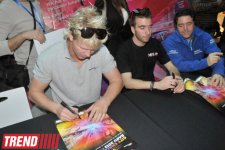 В Баку известные автогонщики, участвующие в City Challenge, раздали автографы (фотосессия)