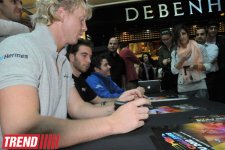 В Баку известные автогонщики, участвующие в City Challenge, раздали автографы (фотосессия)