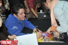 В Баку известные автогонщики, участвующие в City Challenge, раздали автографы (фотосессия)