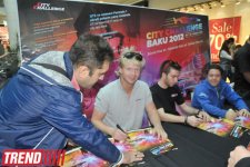 В Баку известные автогонщики, участвующие в City Challenge, раздали автографы (фотосессия)