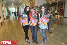 В Баку известные автогонщики, участвующие в City Challenge, раздали автографы (фотосессия)