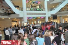 В Баку известные автогонщики, участвующие в City Challenge, раздали автографы (фотосессия)