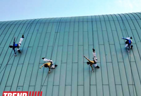 В Баку на фасаде Park Bulvar состоялось уникальное «Вертикальное шоу» (фотосессия)