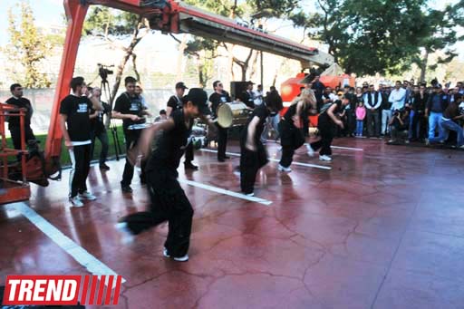 В Баку на фасаде Park Bulvar состоялось уникальное «Вертикальное шоу» (фотосессия)