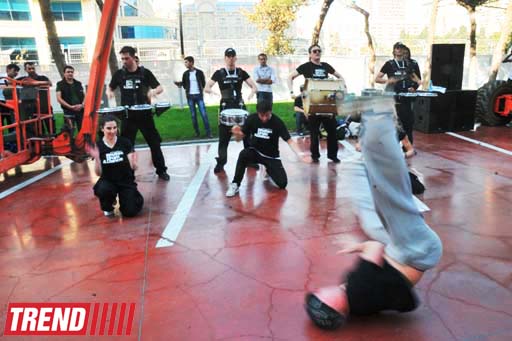 В Баку на фасаде Park Bulvar состоялось уникальное «Вертикальное шоу» (фотосессия)