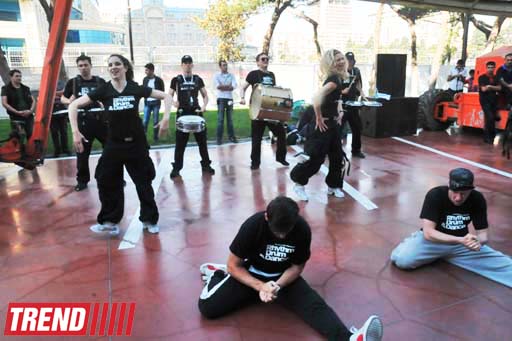 В Баку на фасаде Park Bulvar состоялось уникальное «Вертикальное шоу» (фотосессия)