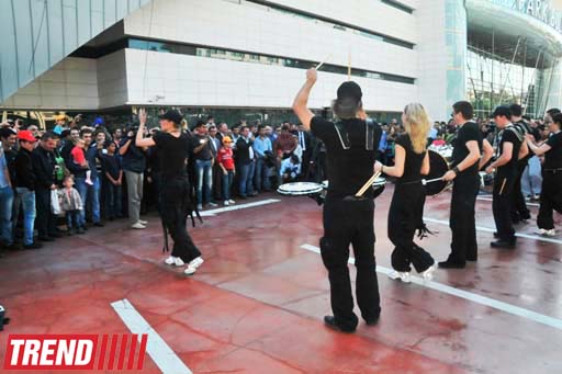 В Баку на фасаде Park Bulvar состоялось уникальное «Вертикальное шоу» (фотосессия)