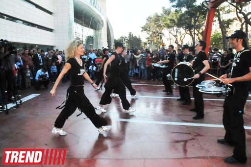 В Баку на фасаде Park Bulvar состоялось уникальное «Вертикальное шоу» (фотосессия)