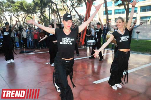 В Баку на фасаде Park Bulvar состоялось уникальное «Вертикальное шоу» (фотосессия)