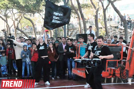 В Баку на фасаде Park Bulvar состоялось уникальное «Вертикальное шоу» (фотосессия)