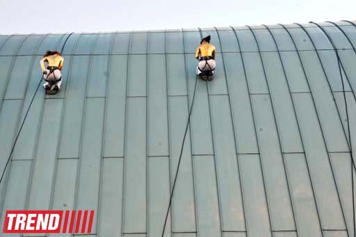 В Баку на фасаде Park Bulvar состоялось уникальное «Вертикальное шоу» (фотосессия)