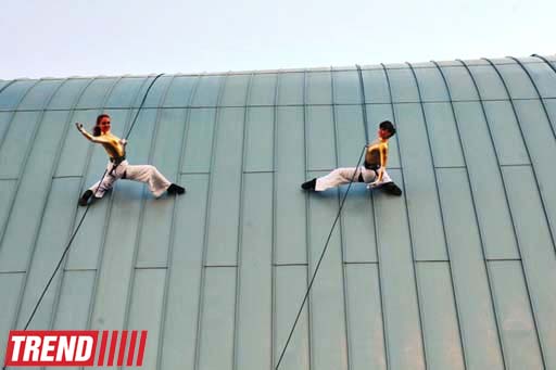 В Баку на фасаде Park Bulvar состоялось уникальное «Вертикальное шоу» (фотосессия)