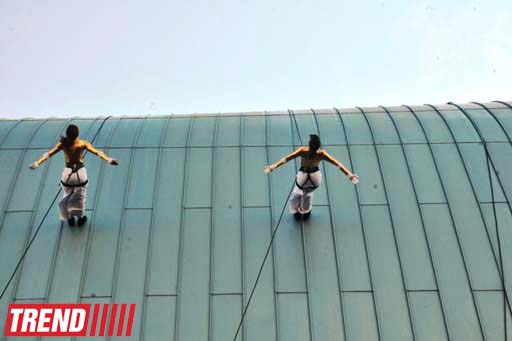 В Баку на фасаде Park Bulvar состоялось уникальное «Вертикальное шоу» (фотосессия)