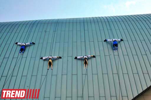 В Баку на фасаде Park Bulvar состоялось уникальное «Вертикальное шоу» (фотосессия)