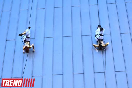 В Баку на фасаде Park Bulvar состоялось уникальное «Вертикальное шоу» (фотосессия)