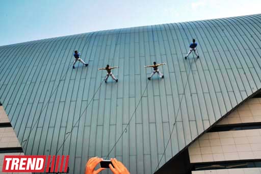 В Баку на фасаде Park Bulvar состоялось уникальное «Вертикальное шоу» (фотосессия)