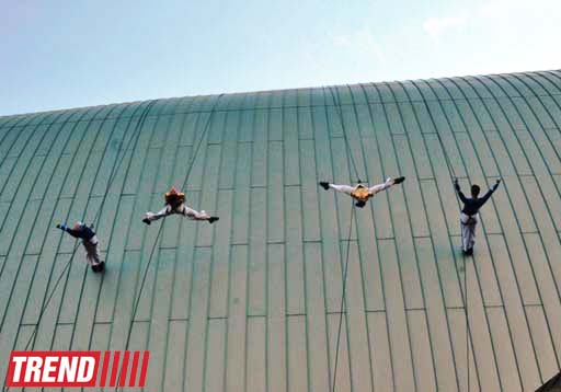 В Баку на фасаде Park Bulvar состоялось уникальное «Вертикальное шоу» (фотосессия)