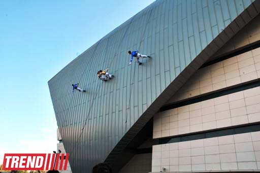 В Баку на фасаде Park Bulvar состоялось уникальное «Вертикальное шоу» (фотосессия)