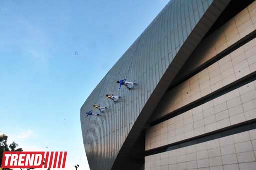 В Баку на фасаде Park Bulvar состоялось уникальное «Вертикальное шоу» (фотосессия)